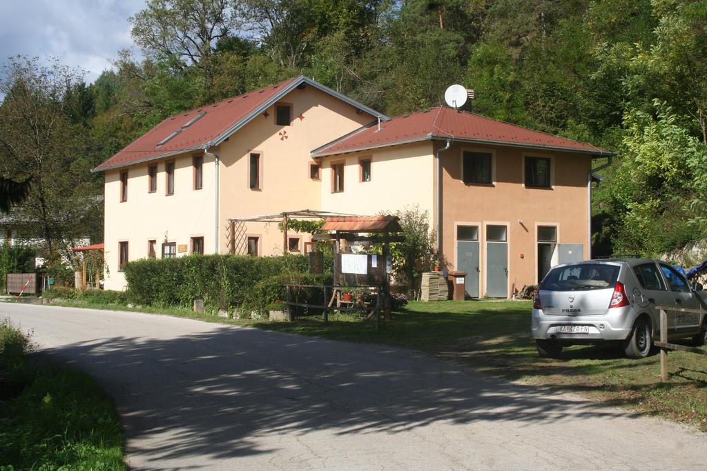Hostel Flores Kostanjevac Exterior photo